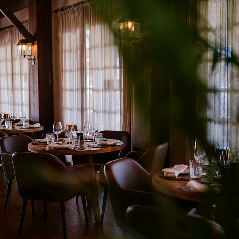 Sa Parrilla des Lago, premium steakhouse overlooking Cala’n Bosch marina.