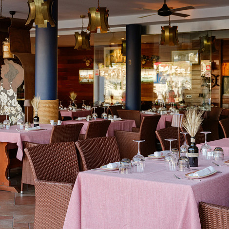 Venezia restaurant in Cala’n Bosch, authentic Italian cuisine with marina‑front terrace.